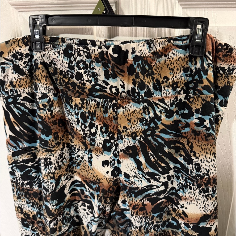 ❣️❄️Terra & Sky Women's Animal Print Leggings - Black, Brown, Tan - Picture 2 of 4